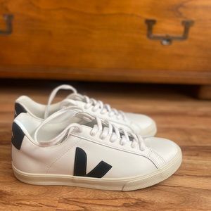 Black and White Veja Esplar